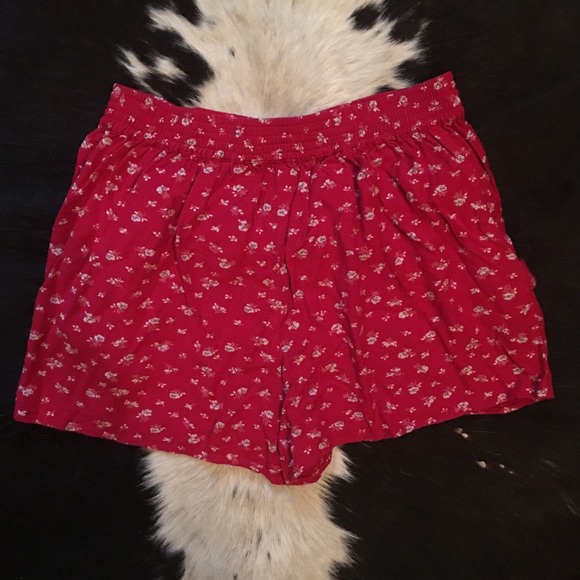 UO red floral shorts with pockets! - Picture 3 of 4